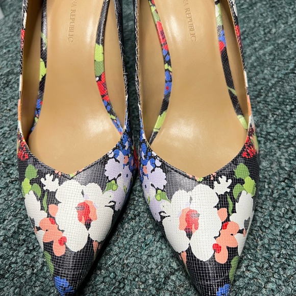 Banana Republic Floral Pumps Size 9 NWOB - Picture 2 of 5